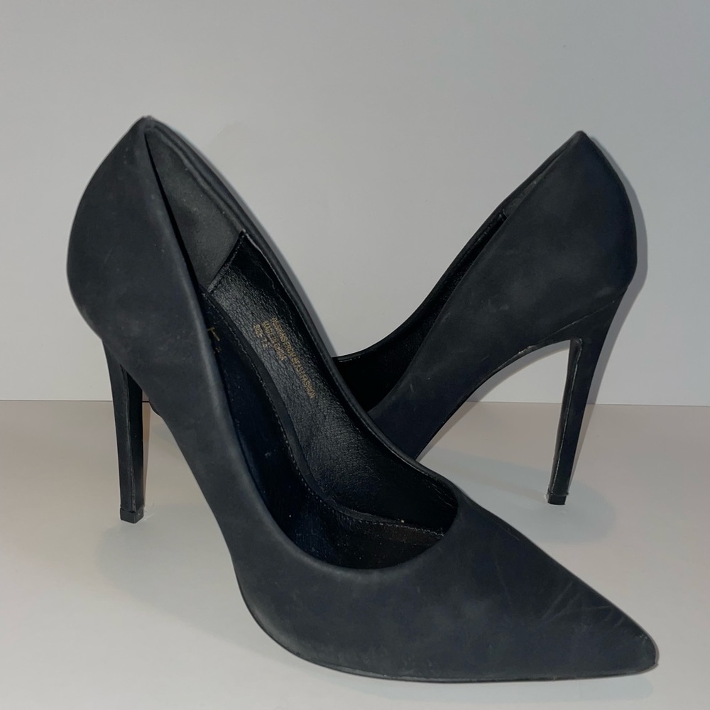 Black pointed-toe pumps